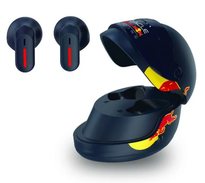 Oracle Red Bull Racing Helmet TWS Kopfhörer mit geöffnetem dunkelblauem Ladecase im Motorsporthelmdesign