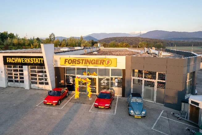 Forstinger Filiale Neunkirchen von außen mit Shop und Werksatt