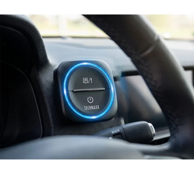 Technaxx TX-387 mit blauem LED-Ring magnetisch am Armaturenbrett eines Autos befestigt